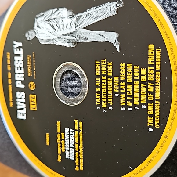 144 pages of photos and  commentaries of ELVIS. With cd insert  of 9 songs. - Picture 5 of 5